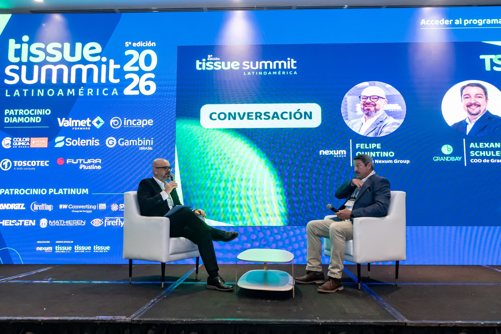 Conversa no palco principal do Tissue Summit Latinoamérica