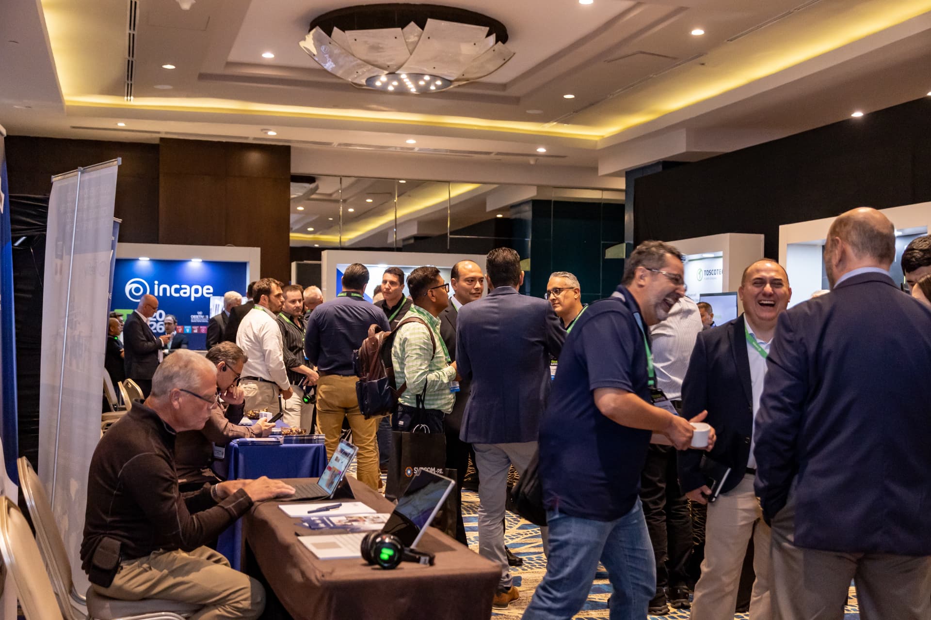 Networking na área de exposição do Tissue Summit Latinoamérica